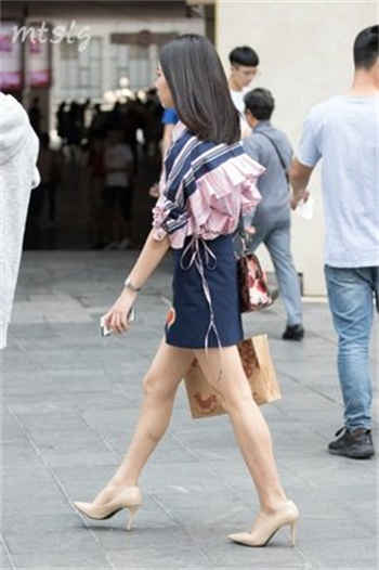 黑冰女主踩踏图片