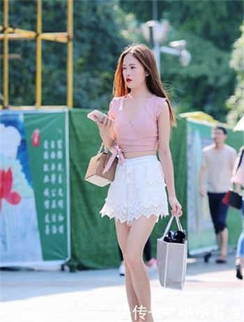 黑冰女主踩踏图片