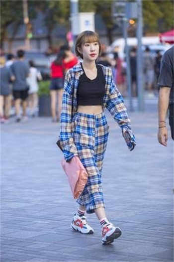 夜少你闰女又逃课去蹦迪了
