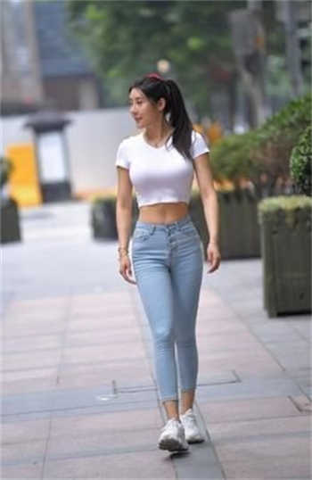 为丈夫晋升的老妻子