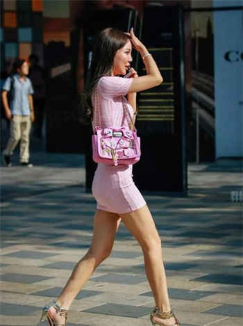 校长躺在英语老师身上txt