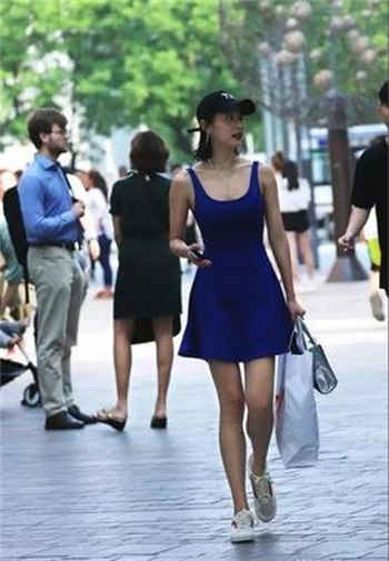 练瑜伽的母亲和教练3d