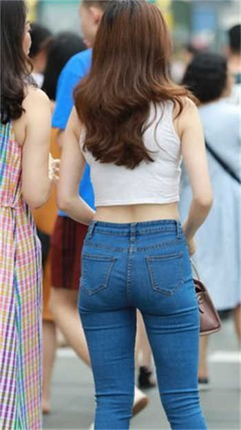 夫妻晚上忘拉窗帘图片